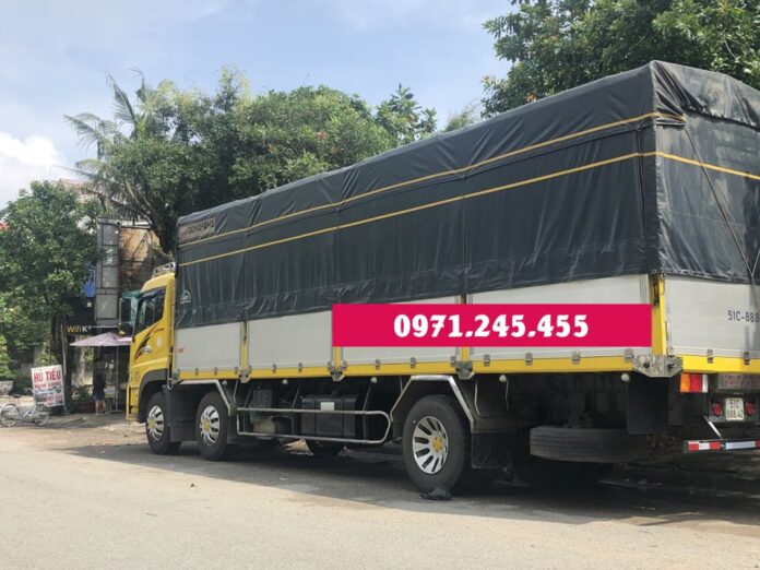 Xe tải 10 tấn chở hàng tại khu vực Vĩnh Lộc A, B